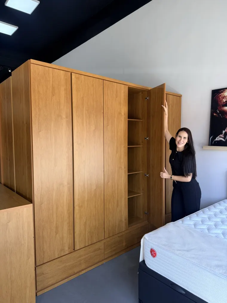 Quarto com guarda-roupa de madeira