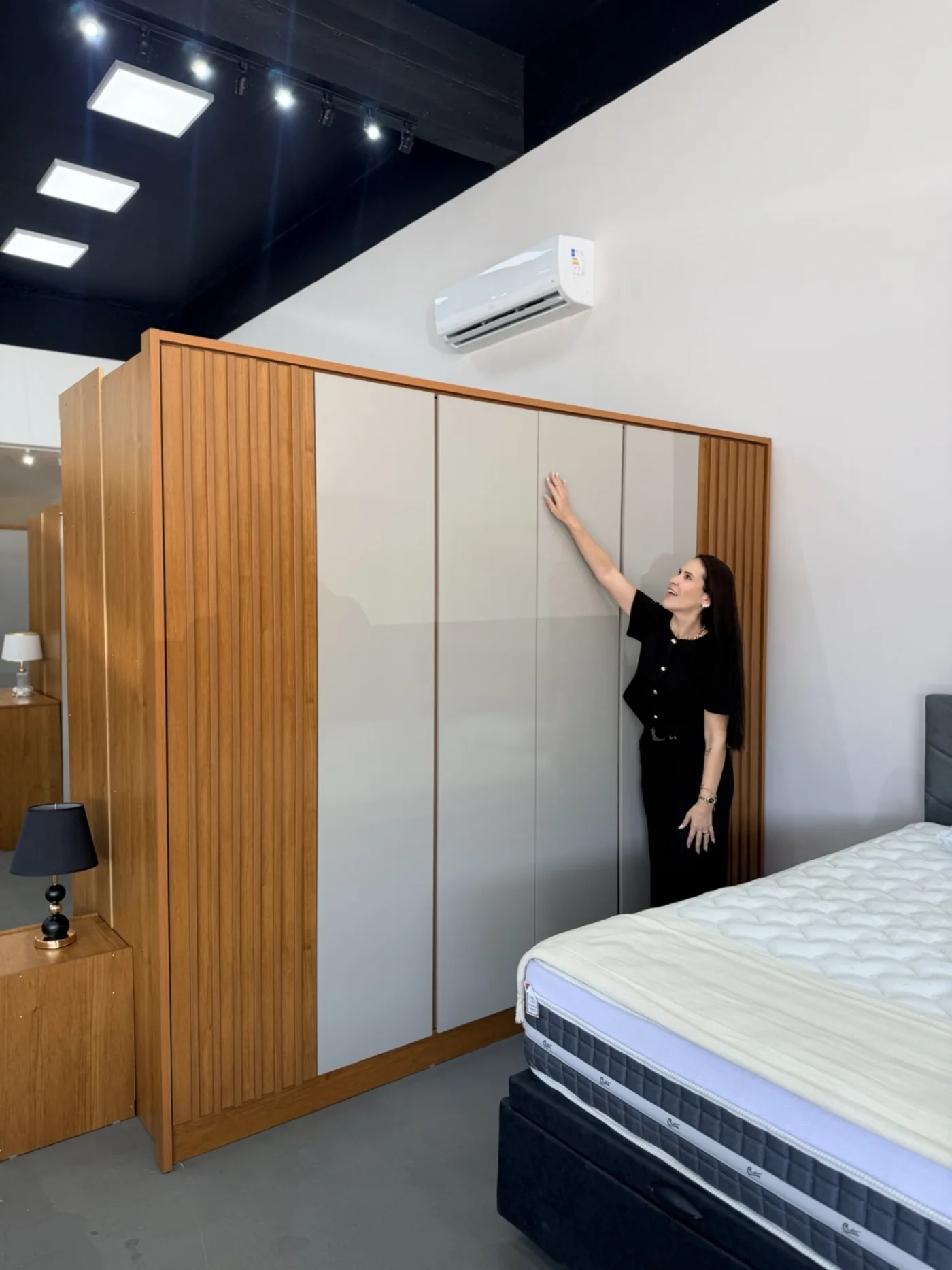 Quarto com cama box e guarda-roupa ripado