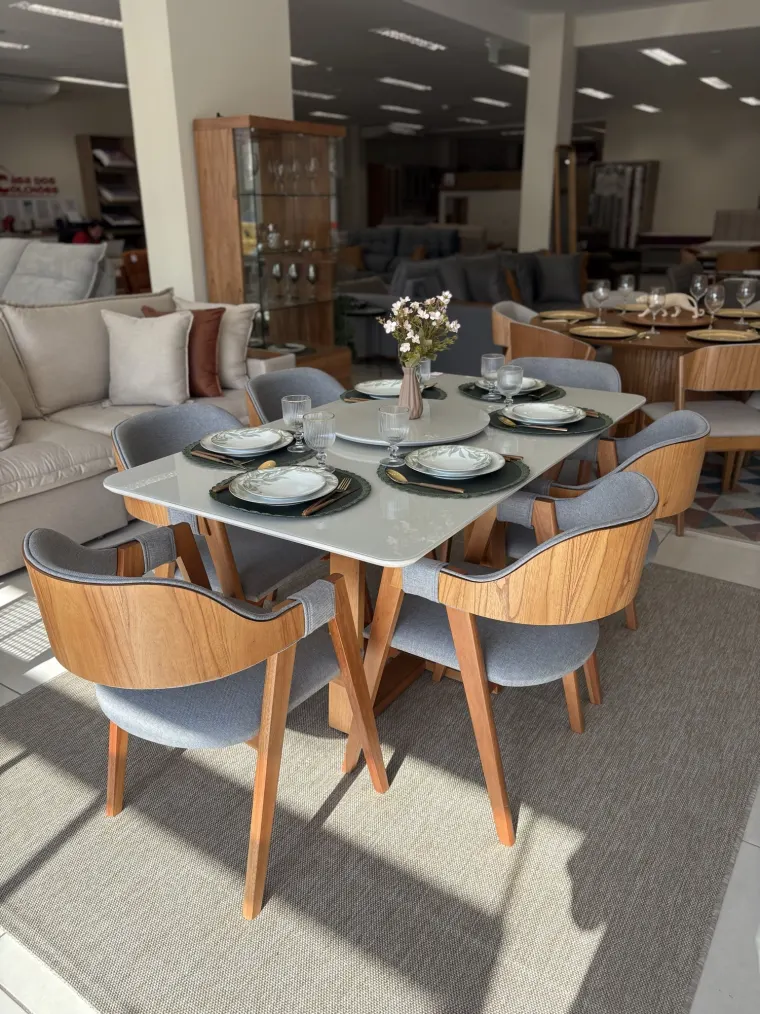 Sala de jantar com mesa posta