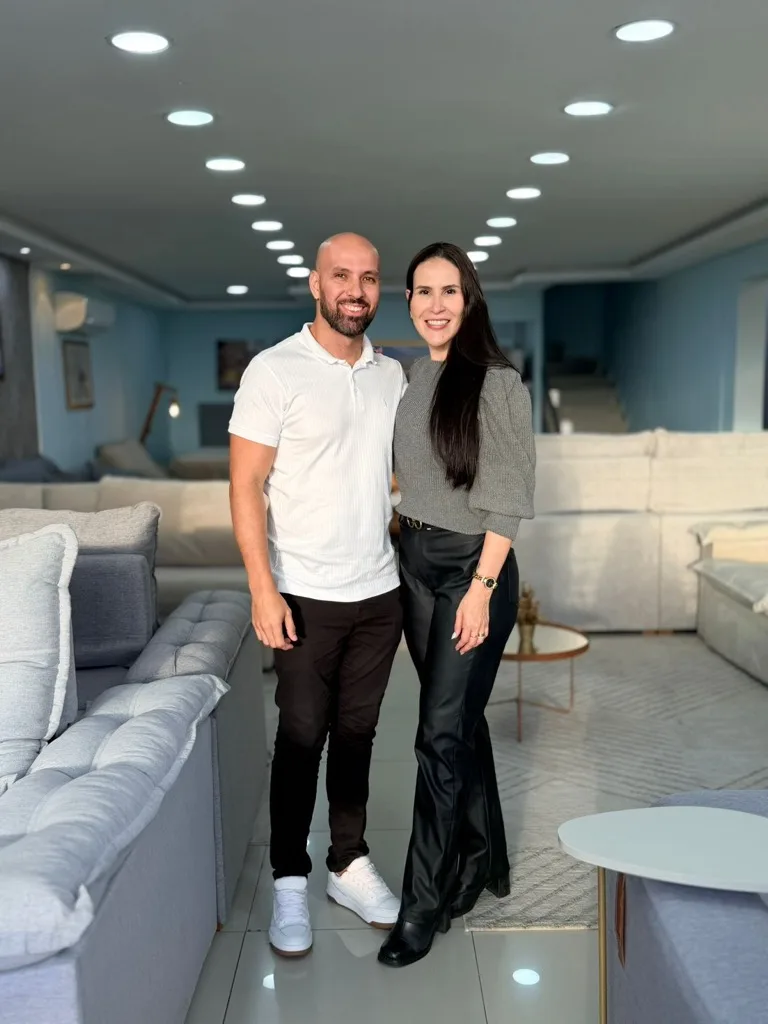 Os donos da Casa dos Colchões no showroom da loja