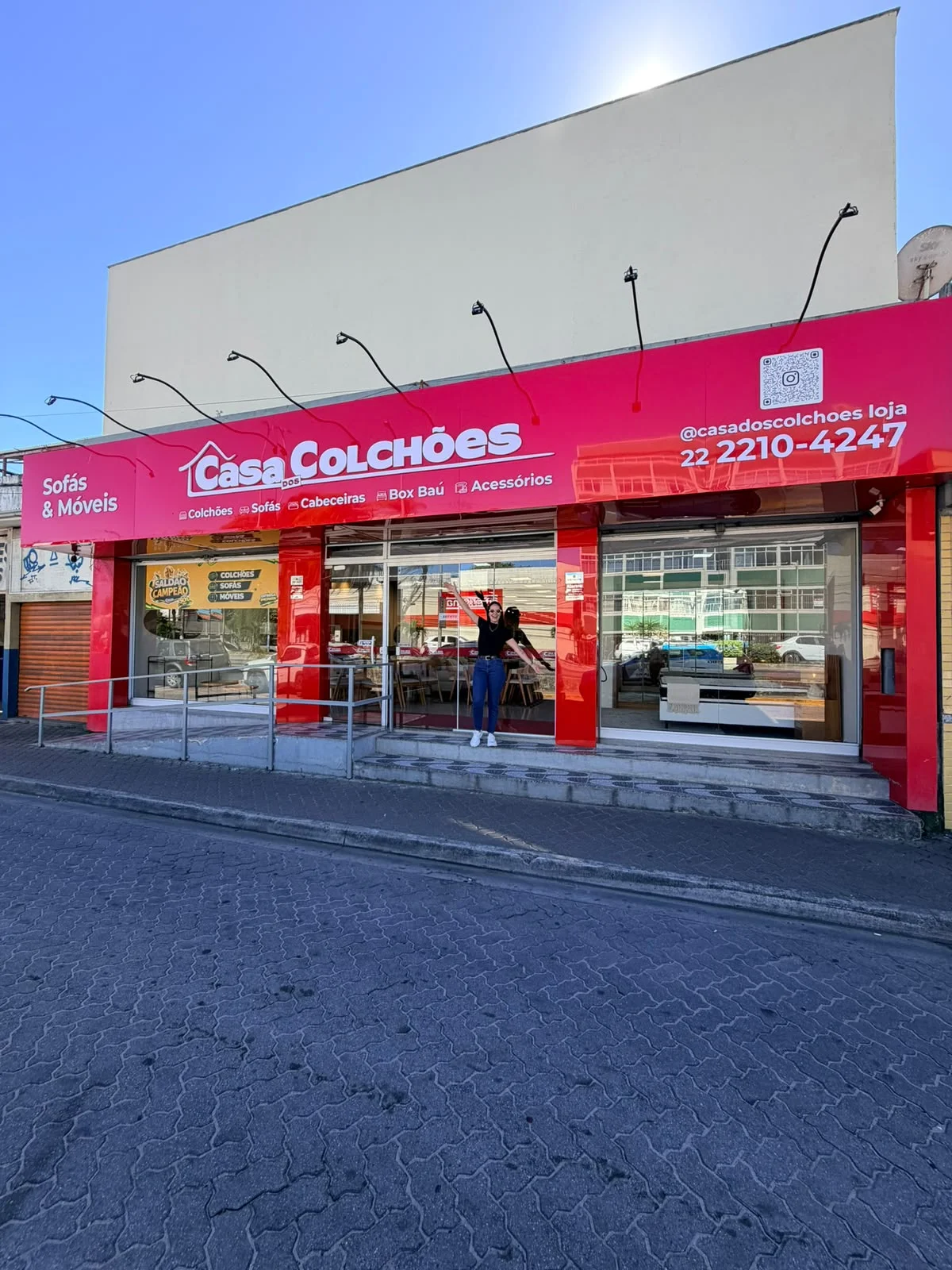 Fachada vermelha da loja Casa dos Colchões